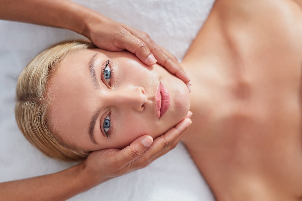 woman enjoying beauty treatment at spa P2B4B3Y
